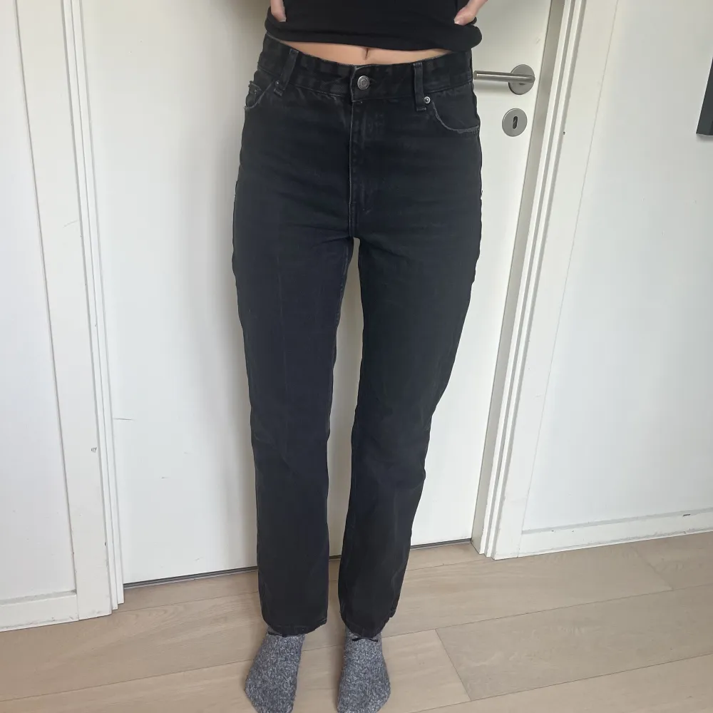 Svarta raka jeans i toppskick. . Jeans & Byxor.