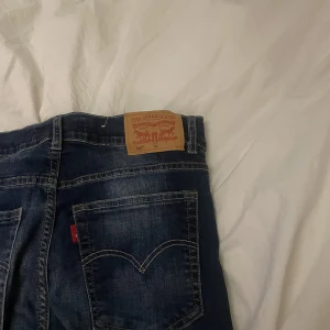 Levis jeans - Ett par jenas som inte kommer till användning då de är för små på mig!! Jätte fin mörkblå färg