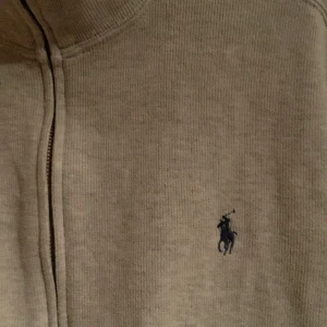 Ralph lauren full zip - Grå Ralph Lauren full zip i toppskick. Strl L. Kan tänka mig lägre pris vid snabb affär