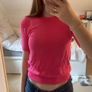 Tunn stickad t-shirt  - Säljer denna tunna stickade t-shirt från zara, använd fåtal gånger🩷