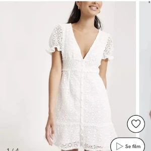 Studentklänning - Studentklänning från Nelly, märket Kiss the sky stl 36/S. Valde en annan klänning så denna supersnygga o perfekta studentklänningen som är slutsåld på hemsidan är helt oanvänd (endast provad)  499kr på hemsidan