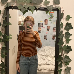 Svart och orange randig polotröja  - Superfin Orange/svart randig polotröja, åtsittande modell. Säljs för att den inte längre passar💕