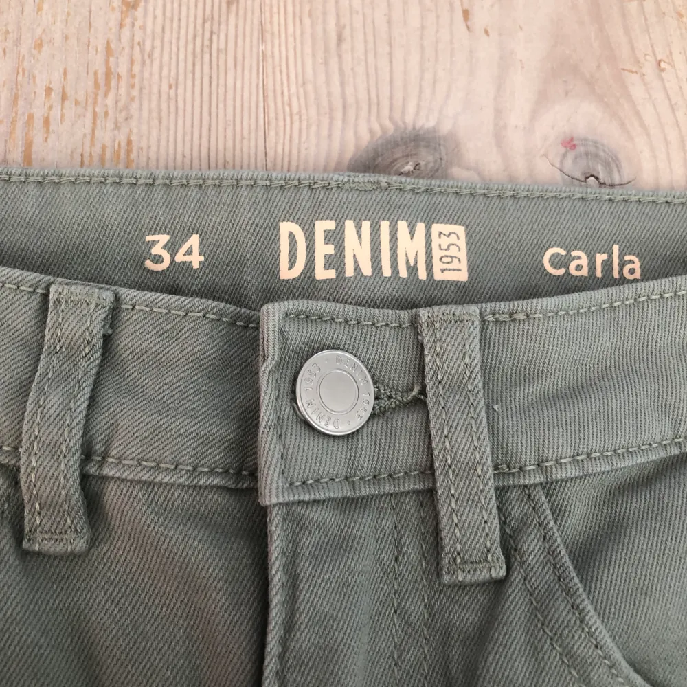 Gröna jeans som är i bra skick och använts få gånger. Dem är från Kappahl och modellen heter cala. Storlek 34 💕💗❤️‍🔥. Jeans & Byxor.