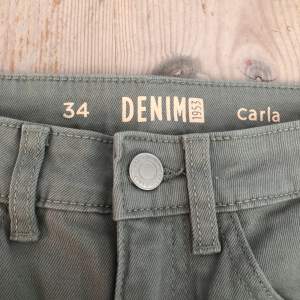 Gröna jeans som är i bra skick och använts få gånger. Dem är från Kappahl och modellen heter cala. Storlek 34 💕💗❤️‍🔥