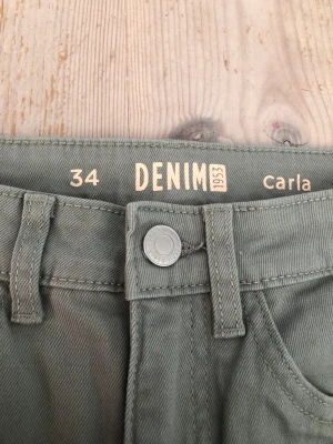 Jeans 💗 - Gröna jeans som är i bra skick och använts få gånger. Dem är från Kappahl och modellen heter cala. Storlek 34 💕💗❤️‍🔥