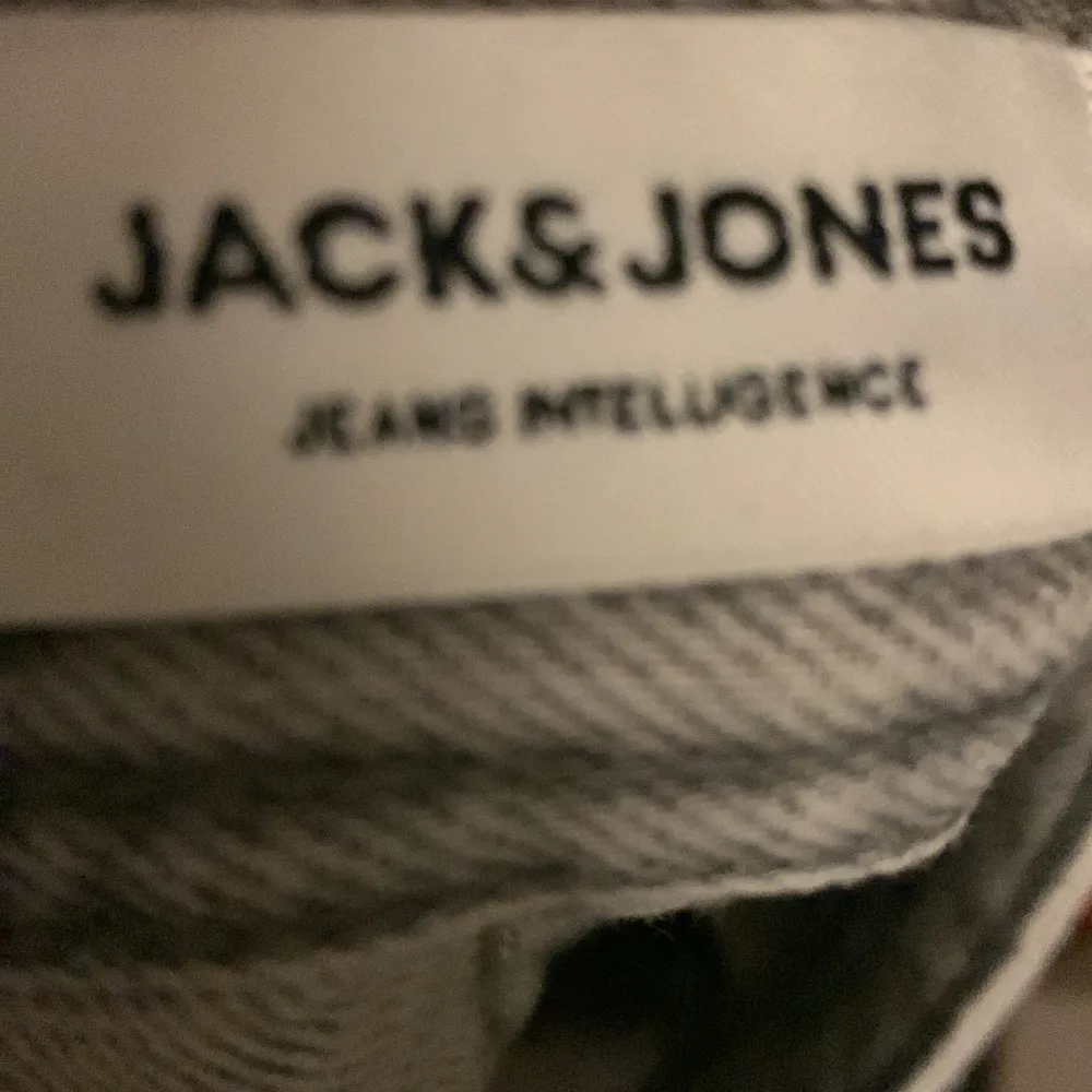 Gråa Jack and Jones jeans i storlek 30/34. Bra skick och inga defekter eller utslitningar. Kan tänka mig lägre pris vid snabb affär.. Jeans & Byxor.