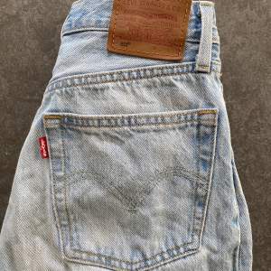 Ljusblåa 501 jeans från Levi’s i storlek W24 L28