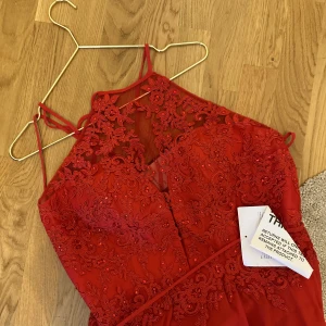 Bröllopsklänning  - Superfin lång bröllops klänning med korsett i ryggen. Aldrig använd, taggarna kvar. Storlek 44.  Nypris: 3500