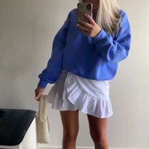 Sweatshirt & kjol - Säljer både tröjan och kjolen. Tröjan är från Urban outfitters och köpt för 699kr, mitt pris 250kr i storlek XS, men då den är unisex så sitter den som en S. Kjolen är från Nelly, ny pris 349kr mitt pris 150kr i storlek 34. Köparen står för frakten💕