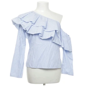 Off-shoulder volangtopp💙 - Säljer denna volangtoppen som endast är använd 1 gång, och köpt förra månaden (April) 💓skriv för fler bilder💓