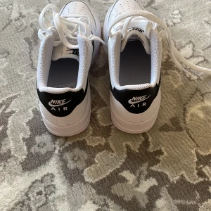 Air force 1  - Skorna är helt nya och äkta är i dunder skick storleken är 36 passar både män och kvinnor. Priset kan deskuteras vid snabb köp.