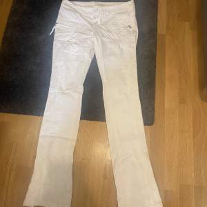 Snygga vita low waist jeans som kan användas som straight och bootcut om man drar upp dragkedjorna längst ned av byxorna.  Kolla profil för se mer jeans❤️