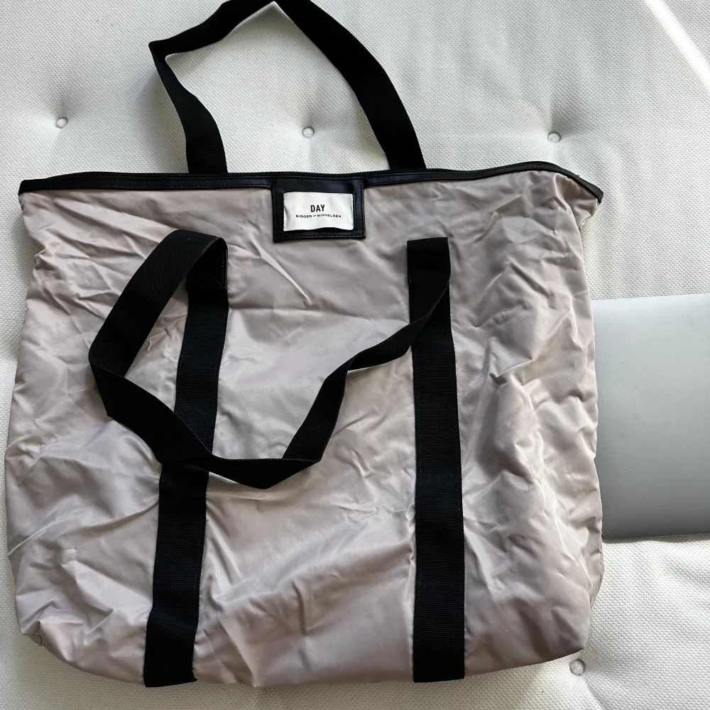 Jätte din väska från Day i den stora modellen! Använd med fint skick! 🩷. Väskor.
