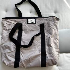 Jätte din väska från Day i den stora modellen! Använd med fint skick! 🩷