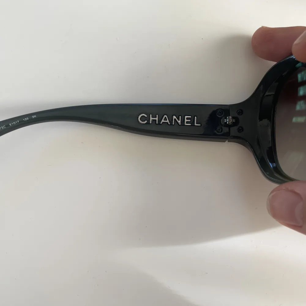 Chanel solglasögon köpta på Vestiaire. Accessoarer.