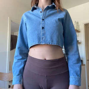 Jeans topp - Jeans topp köpt på NA-KD.  Hela å fina knappar hela vägen (alla är bara inte knäppta på bilden.)  Aldrig använd