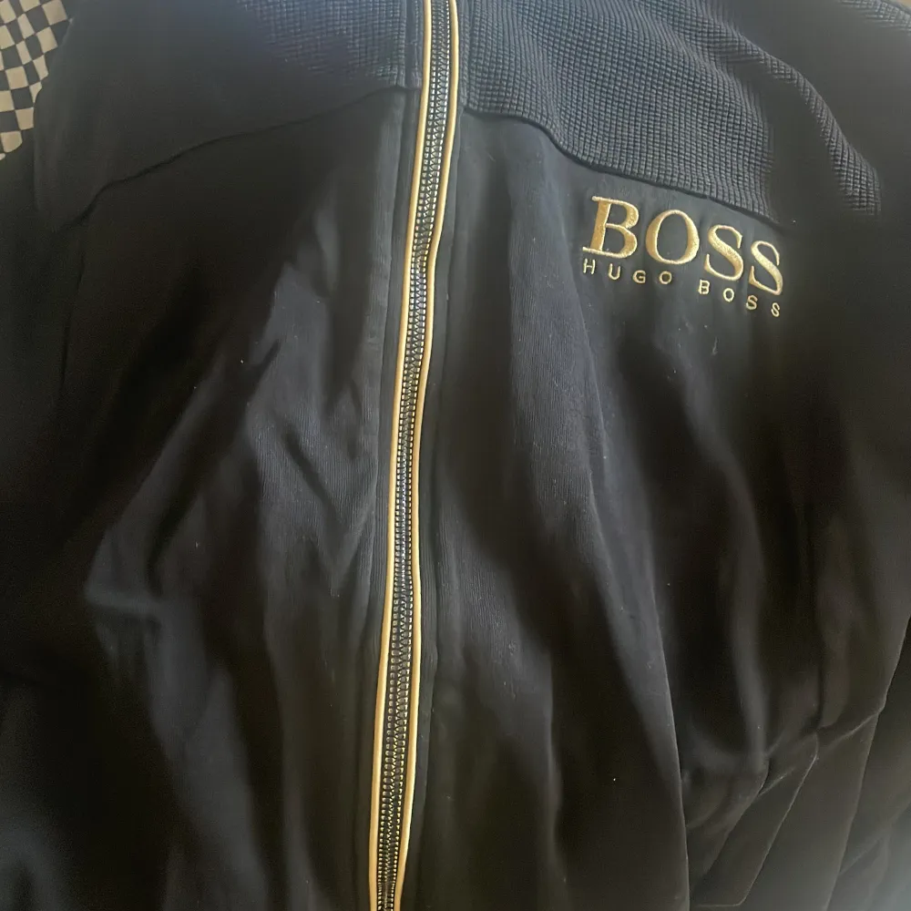 Jag säljer min Hugo boss kofta eftersom jag längre inte har användning för den. Den är i storlek M-L och köptes in för ca 3 månader sedan. Bara att höra av sig vid intresse. Hoodies.