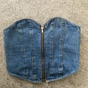 Jeans topp - Trendig snygg jeans topp ifrån Gina Tricot.💕Använd en gång så den är i väldigt bra skick. Säljer den för den är för liten.  Nypris 359 💞