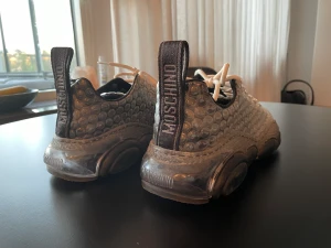 Moschino skor - Helt nya. Fick dom i present och dom passade inte. Nypris 4499 mitt pris 500.  Priset kan pratas om vid snabb affär. St 43