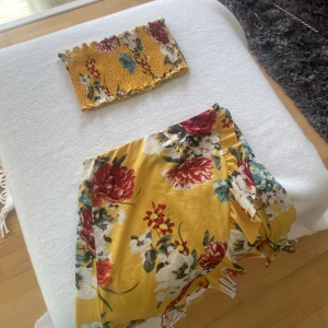 Blommigt set - Gina tricot set strl S! Super fint använt sparsamt! 130kr 