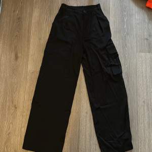 Svarta satin cargo byxor från monki Strl 32 +frakt 