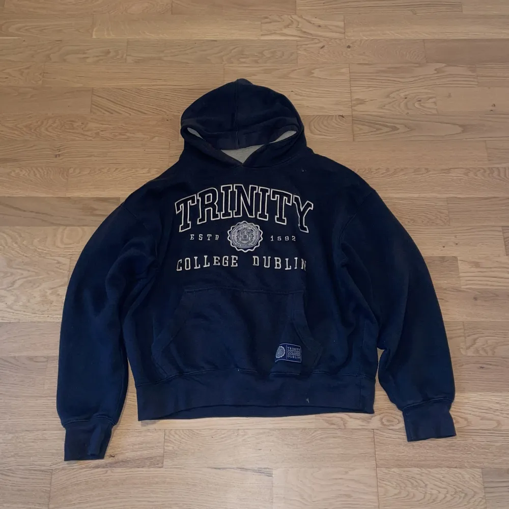 Trinnity collage är skolan dör harry potter filmades. Köptes för 400 säljs för 150 för att den är i sämre skick. Hoodies.