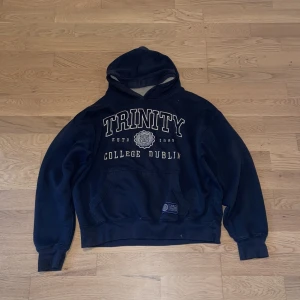 Trinity collage hoodie  - Trinnity collage är skolan dör harry potter filmades. Köptes för 400 säljs för 150 för att den är i sämre skick
