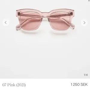 Säljer dessa super snygga chimi solglasögon i färgen 07 pink. Inga defekter och jag har använt dem fåtal gånger💗 