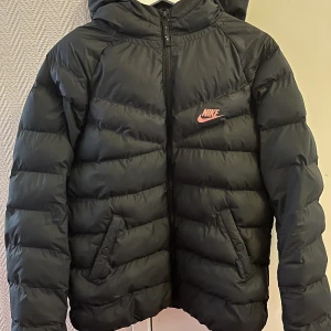 Nike jacka  - Fin Nike jacka som passar för vinter, vår och höst. Perfekt skick. 