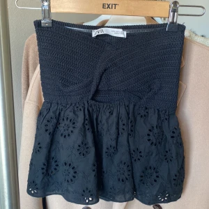 Zara populär topp  - Populär topp från Zara från förra året, i svart! Super fint skick, använd 1 gång. Ev lite solblekt i bak se bild 3. 