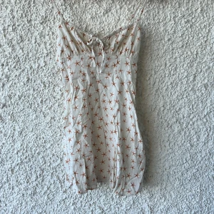 Sommarklänning  - Fin beige/vit klänning från Zara med små sjöstjärnor på! Det finns en dragkedja på sidan. 