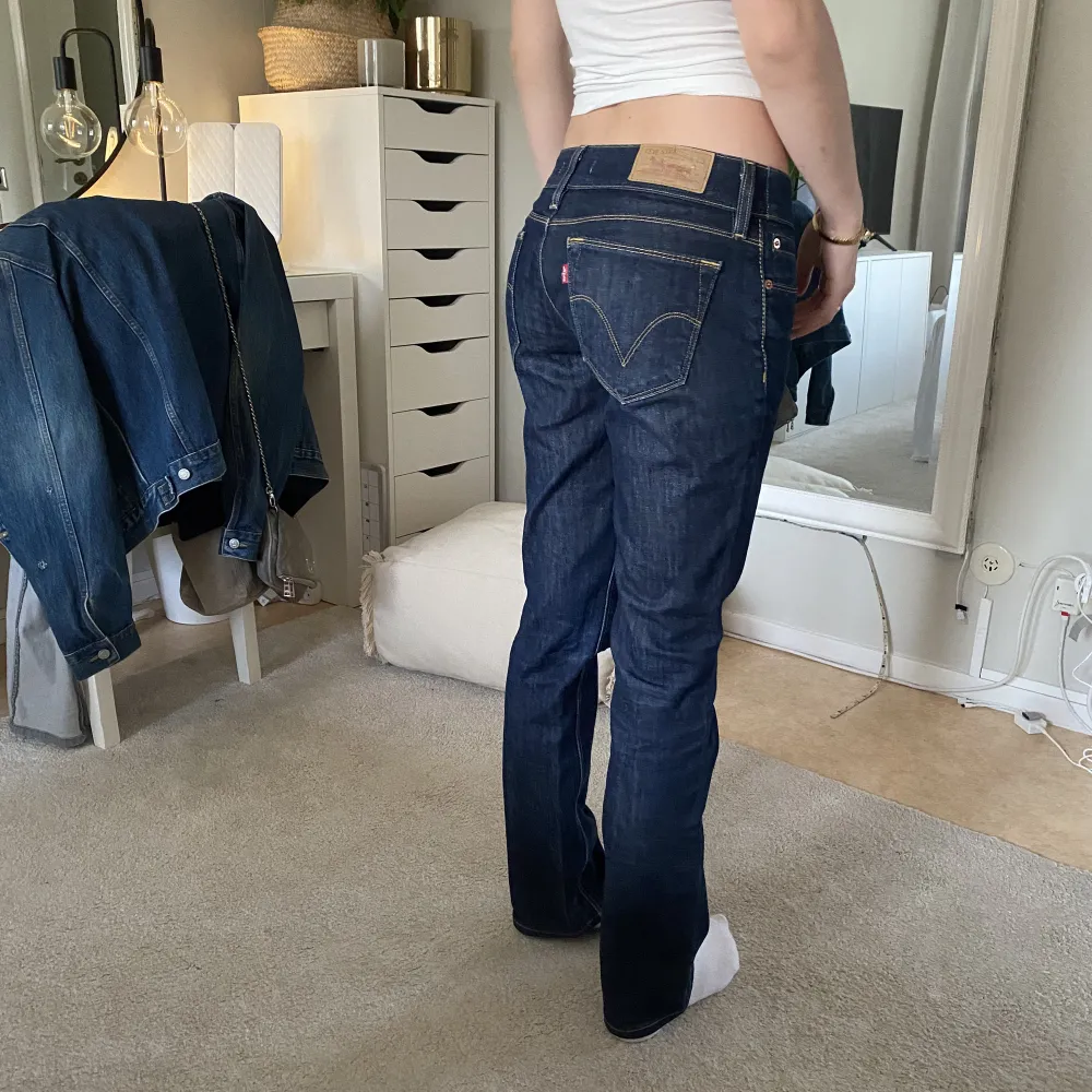 Straight levi’s jeans i en mörkblå färg, Lågmidjade och sitter så snyggt, har ett par liknande därför säljer jag dem💕. Jeans & Byxor.