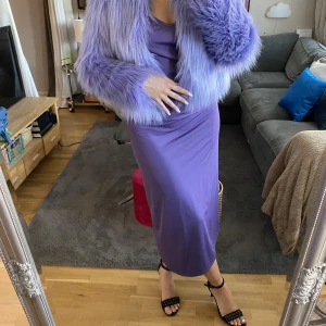 Stretchig cheap monday klänning💜💜💜 - Cheap monday klänning i elastiskt material med lågt skuren rygg!! Så nice men jag känner att jag inte passar i den, är 173 cm och storlek s/m för storleksreff💅🏼