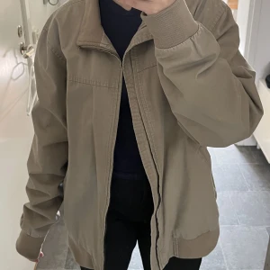 Jacka - Skön jacka som knappt har använts!