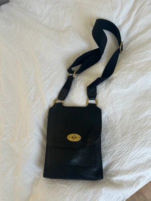 Mulberry Antony crossbodybag - Mulberry Antony i svart läder med guldspänne. Haft väskan i ca 10 år. Gott skick!