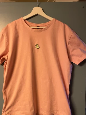 Rosa T-shirt  - Broderad anka