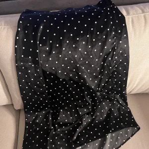 Medellång kjol - Prickig medellång kjol från monki, använd men fortfarande som ny. Köparen står för frakt 