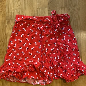 Sommar Kjol - Väl använd röd kjol från Lindex! Den är omlått med volang ner till❤️
