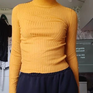 Turtleneck - Gul turtleneck som aldrig är använd. Jättefint skick och jättemysigt material. Skriv för mer info och fler bilder🌼