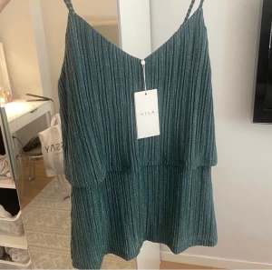 Linne - Superfint glittrigt linne från vila, som nytt💚 Lappen finns inte kvar längre! Storlek xs men passar s lika bra! köparen står för frakt 