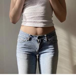 Säljer dessa jätte fina jeans som jag köpt här på plick men tyvärr inte passade. ✨(Bilderna är lånade av tjejen jag köpte dem av)✨💗 Jeansen har en rå kant längst ner🙌💕🫶