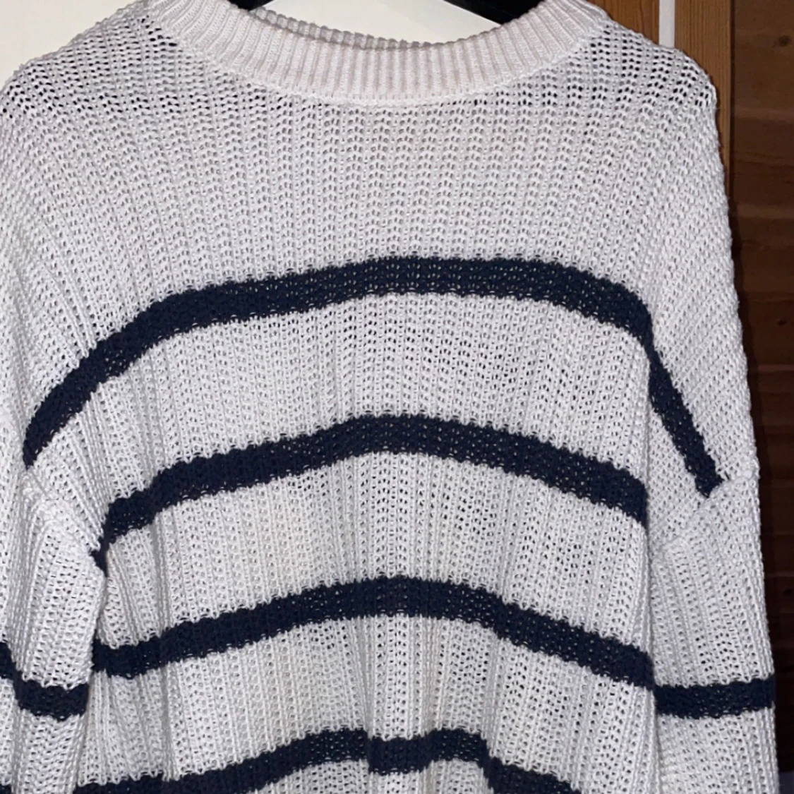 Svart vit randig stickad tröja 