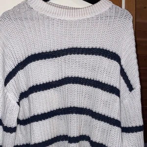 Svart vit randig stickad tröja  - Svart vit randig stickad tröja från lager 157