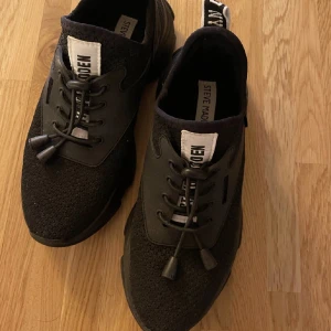 Steve madden sneakers - Pris kan diskuteras.  Knappt använda. Säljer pga passar ej mig. 