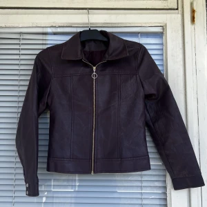 Vintage läderjacka (faux) fauxleather fejk läder ekoläder vintage vegansk vegan skinnjacka motorcykeljacka bikerjacka  - Mörklila läderjacka (faux) säljes, upplevs som en strl: S. 