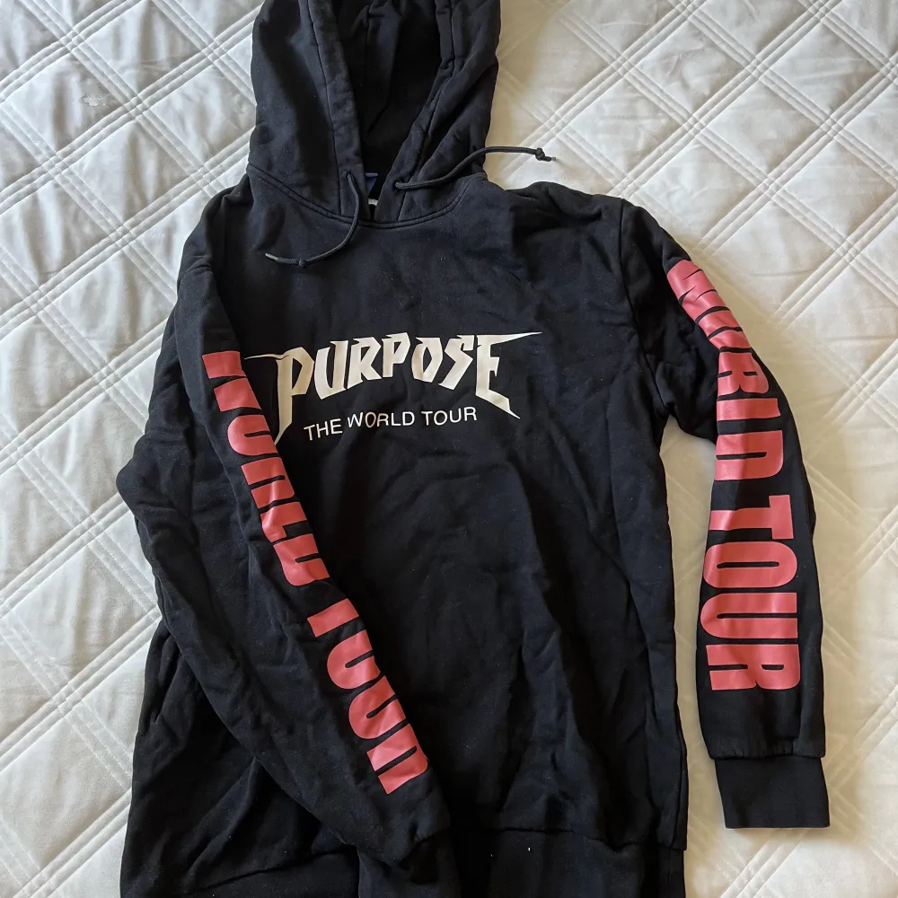 Hoodie i storlek M.  Knappt använd, tvättad en gång.  Från HM Purpose Tour Merchen.  Köparen står för frakt. Hoodies.