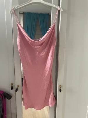 Klänning stlM/40 - Helt ny klänning från Gina tricot, endast provad . Kort modell med fin urringning . StlM/40