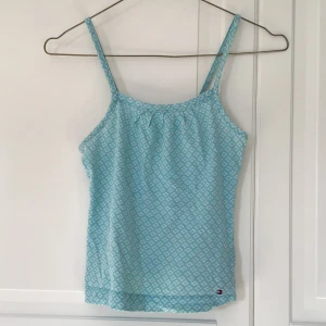 Tommy Hilfiger linne - Ljusblått Tommy Hilfiger linne i barnstorlek, därför passar den nog en xxs⭐️