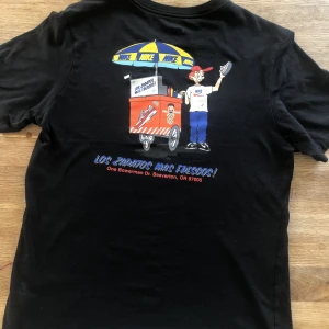 T-shirt med tryck från Nike - Säljer min t-shirt från Nike då den blivit för liten. Knappt använd  så skicket är bra. Tryck både fram och bak. Hör av dig vid minsta fundering!