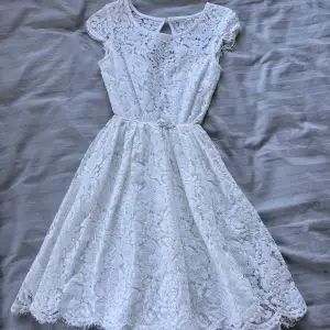 Denna klänningen är bara använd 1 gång så den är som ny! Den är perfekt nu till sommaren, till skolavslutningen eller studenten💕💕Priset går att diskutera!